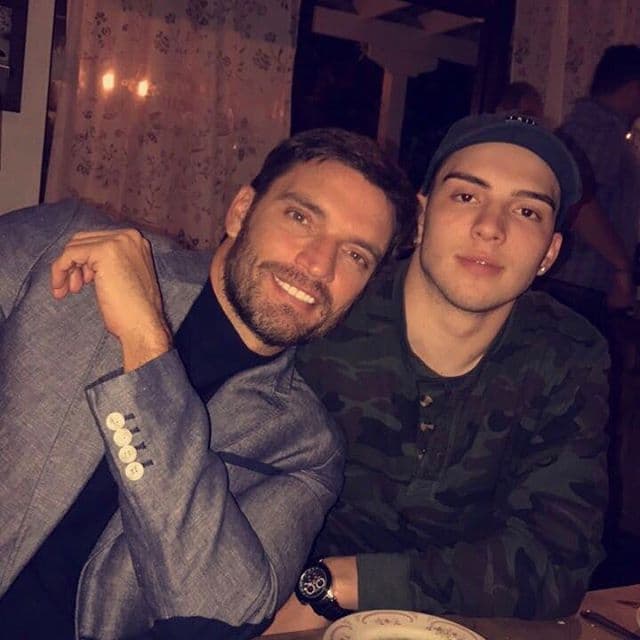 Julián Jr. ahora tiene 21 años de edad y es un joven que siempre está al pendiente de su papá y ahora de su pequeño hermanito.
