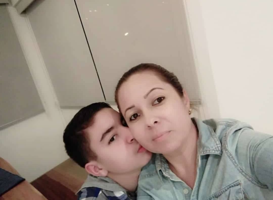 Agobiada por esta situación, María dice llorar todas las noches por no estar con su hijo y
<b> espera poder encontrar la manera de que alguno de los dos pueda viajar</b> para que Marcelo pueda ser operado.
<br>