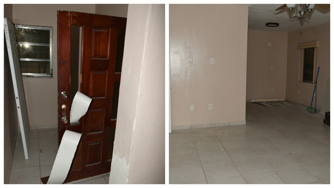 Hay evidencias de la puerta de entrada partida, después de que la policía allanara la casa y la registrara, en busca del sospechoso.