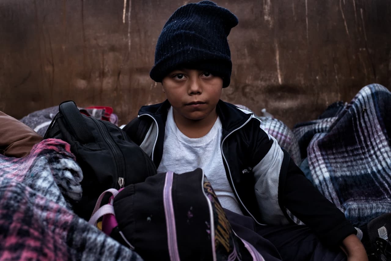 Andrés, de ocho años, viaja en 'La Bestia' con su madre y sus tres hermanos. Como su hermano cumplió 18 años cruzando México, su madre decidió no pedir asilo en Estados Unidos. Si hubieran optado por esa opción, su hermano debería haber seguido un proceso migratorio separado, poniendo a la familia en riesgo de separación. Empezarán una nueva vida en México. Volver a su país no es una opción.