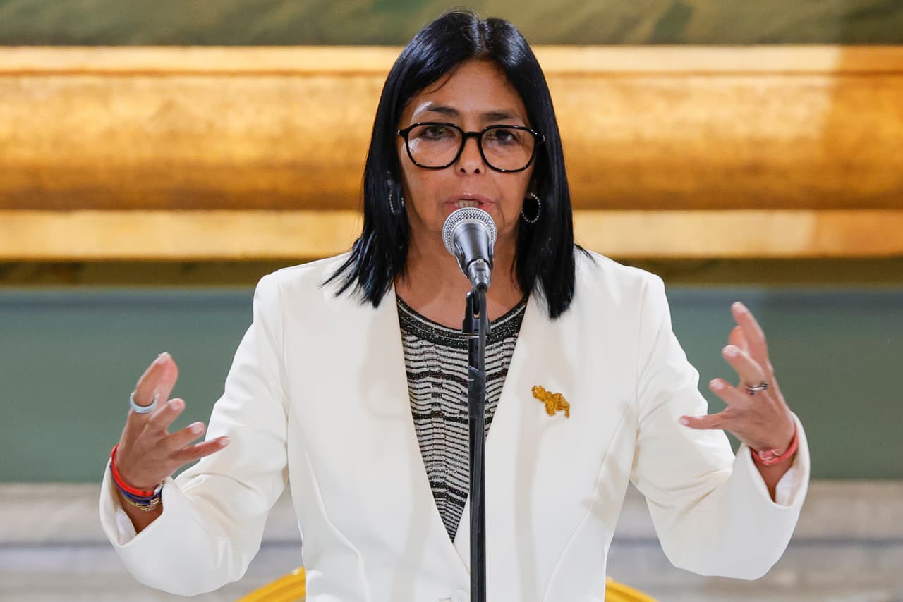 Delcy Rodríguez acusa a Machado de hacer un "show" con su regreso a Venezuela