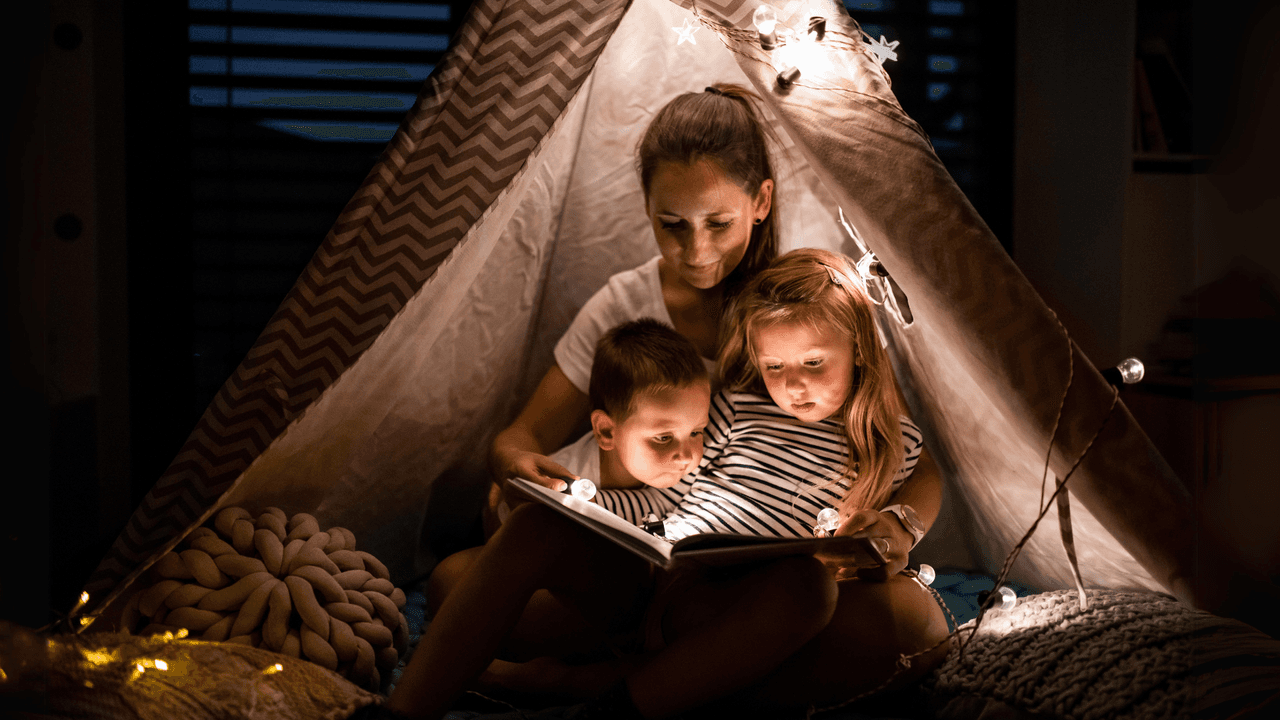 El poder del cuenta cuentos en medio del trauma: un salvavidas para las familias desplazadas por huracanes