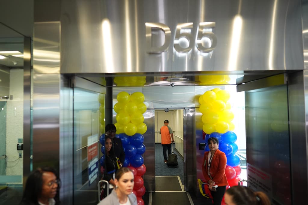 El vuelo AA3599 de American Airlines es el primer vuelo comercial directo entre Estados Unidos y Venezuela en siete años. Fue abordado por la puerta D55.