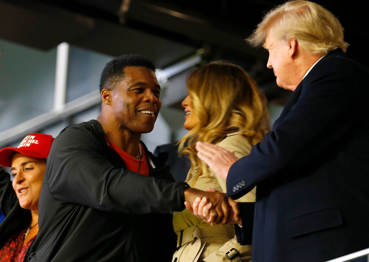 <h3 class="cms-H3-H3">Herschel Walker, candidato republicano al Senado por Georgia</h3>
<br>
<br>🗳️ Walker compite contra el actual senador demócrata Raphael Warnock en las elecciones del próximo noviembre.
<br>
<br>🗳️ El 4 de enero de 2021, dos días antes del asalto al Capitolio, Walker escribió un tuit refiriéndose a las opiniones de Lin Wood, un abogado y defensor de los esfuerzos de Trump por revertir los resultados de la elección. “Los tuits de Lin Wood abren los ojos sobre un fraude extenso a todo el país. Estados Unidos necesita una limpieza que solo @RealDonaldTrump puede hacer con la ayuda de VERDADEROS PATRIOTAS”.
<br>