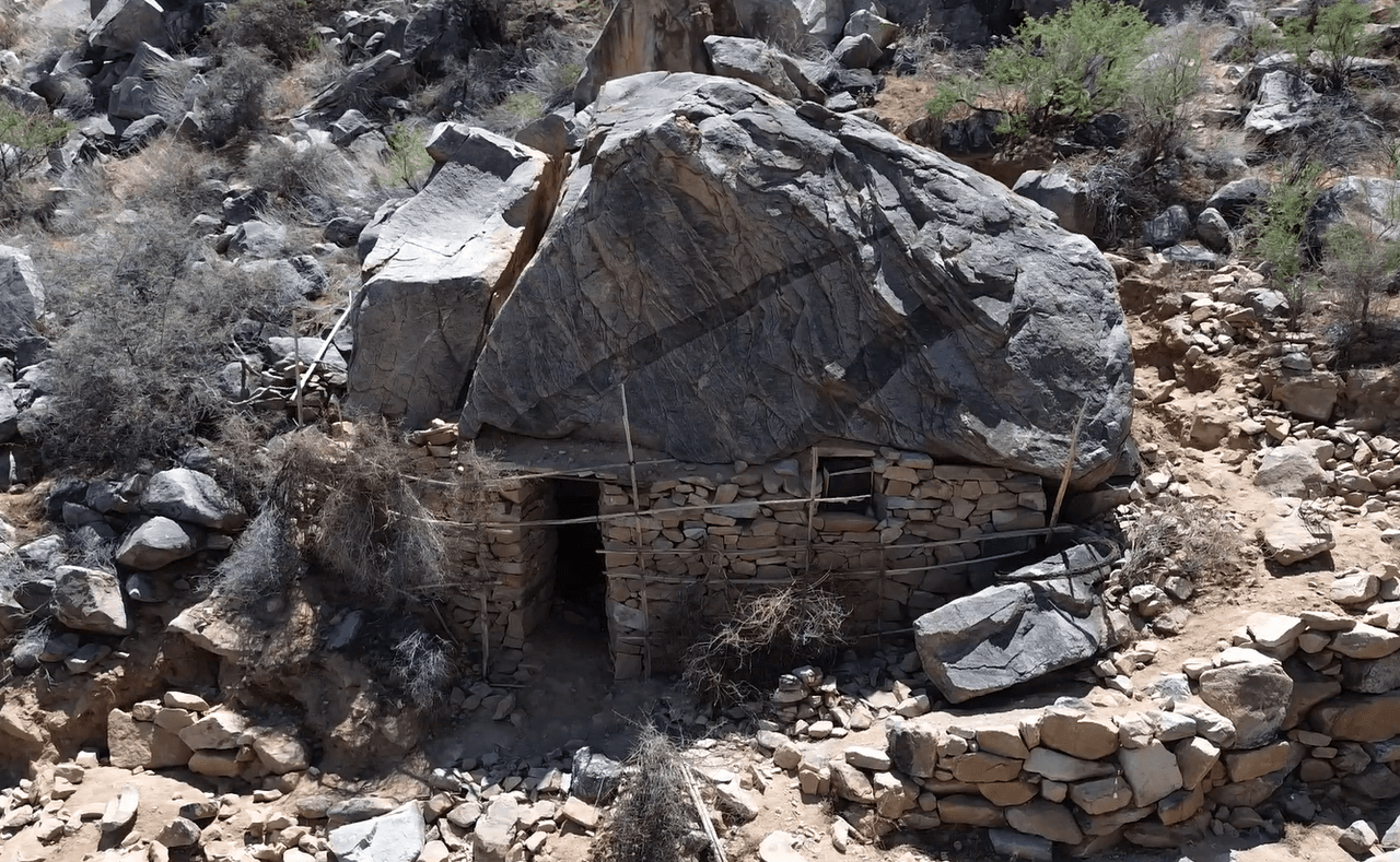 Se improvisaron una especie de
<b>escaleras</b> para poder acceder, en medio de las
<b>desafiantes condiciones climáticas propias del desierto</b>.
