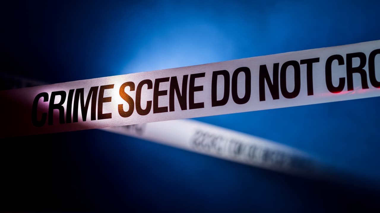 Mujer mata de un disparo a su esposo por tratar de entrar a la fuerza a su casa en Filadelfia