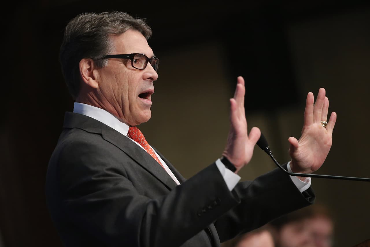 Rick Perry saca tiempo de su trabajo en el gabinete para criticar la elección del primer presidente estudiantil gay de una universidad de Texas