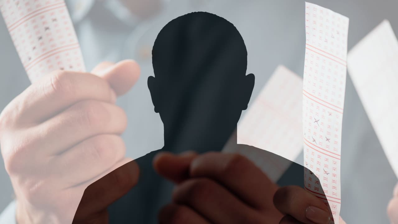 <h3 class="cms-H3-H3">Si puedes, quédate en el anonimato.</h3>
<br>Por las leyes en
<b>California</b>, algunos premios como el
<b>Powerball</b> obligan a la agencia a publicar el nombre y apellido del ganador, y el lugar en donde se compró el boleto.
<br>Pero eso no significa que lo tengas que publicar en redes sociales o contarselo a conocidos y familiares. Los expertos en finanzas recomiendan mejor no decir nada.
<br>Espera a que pase un tiempo o a que te hayas asesorado.