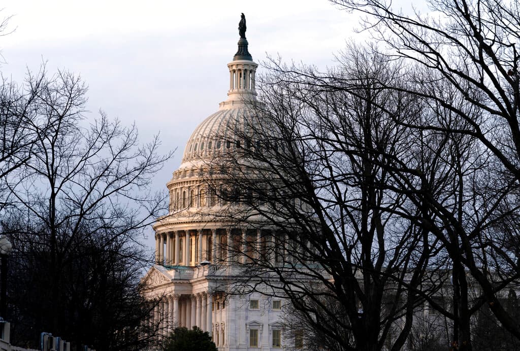 El Senado bloquea dos planes sobre los seguros de salud: las primas de 'Obamacare' subirán en 2026 sin un acuerdo de último momento