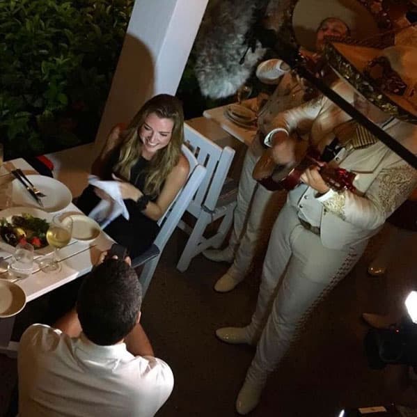 A ritmo de Mariachi, Julián Gil se hincó y le entregó el anillo de compromiso, sus familiares y amigos salieron para aplaudirles, pues estaban escondidos.