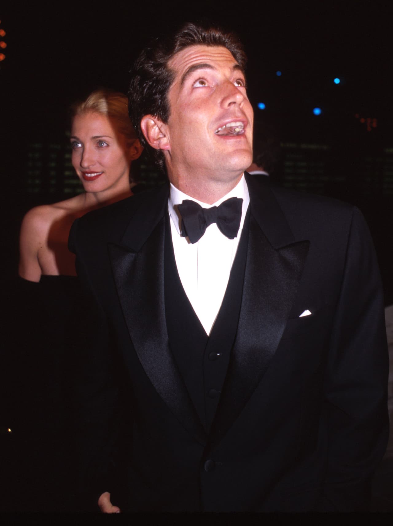 Una reseña del accidente publicada por el canal
<b><a href="https://www.history.com/this-day-in-history/jfk-jr-killed-in-plane-crash " target="_blank">History</a></b> indica que el hijo del expresidente contaba con 300 horas de vuelo. Aquella noche, volaba bajo condiciones de bruma y no había luna, lo que pudo ocasionar que 'John John' dependiera de los instrumentos del avión para orientarse, pero su licencia no lo autorizaba a volar en esas condiciones. Además, el hijo de JFK se recuperaba de un tobillo roto, lo que pudo limitar su capacidad para volar. Tenía 38 años.