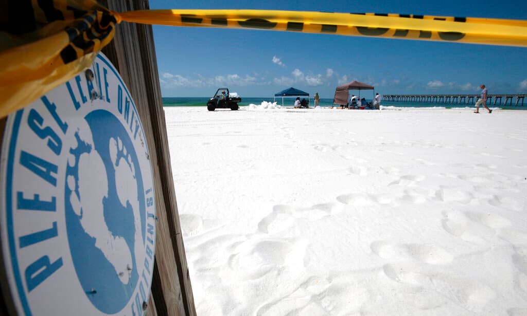 El increíble rescate con un dron de una adolescente que quedó atrapada en una corriente de resaca en Florida