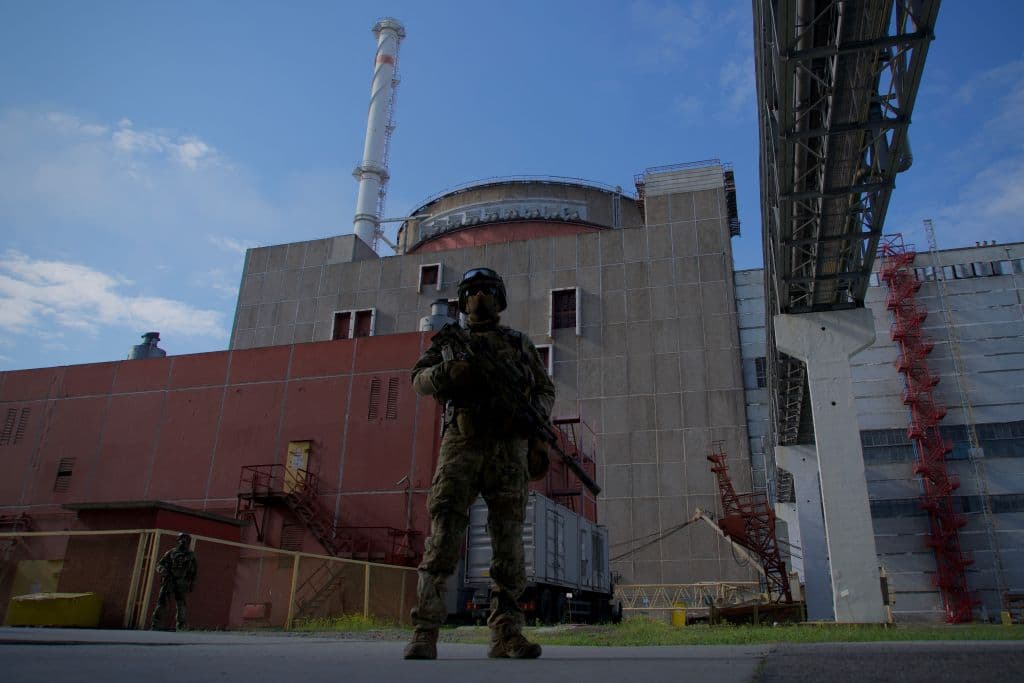 <b>El temor a un accidente nuclear</b>
<br>
<br>Una semana después de iniciada la guerra, fuerzas rusas atacaron la central nuclear de Zaporiyia,
<a href="https://www.univision.com/noticias/mundo/zaporiyia-civiles-ucranianos-protegen-mayor-central-nuclear-europa">la planta nuclear más grande de Europa</a> provocando un incendio que puso en vilo al mundo y volvió a despertar los temores de una catastrofe nuclear, en el país donde ocurrió el peor accidente de este tipo en la historia: Chernobyl. En realidad el incendio ocurrió en un edificio que se encontraba a unos 500 metros de los reactores, pero el hecho sin precentes de atacar una instalación nuclear hizo saltar todas las alarmas. Desde ese día, la planta de Zaporiyia ha permanecido bajo control de las fuerzas rusas, que también ocuparon y usaron de base las abandonadas instalaciones de Chernobyl, desatando serias dudas de seguridad, incluso por la salud de los propios soldados rusos.
<br>
<b>Lee más sobre este tema:</b>
<a href="https://www.univision.com/noticias/mundo/ucrania-denuncia-irresponsabilidad-rusia-central-nuclear-chernobyl">El desorden de las fuerzas rusas en Chernobyl: saquearon la planta nuclear y cavaron trincheras en suelo radioactivo, denuncia Ucrania.</a>