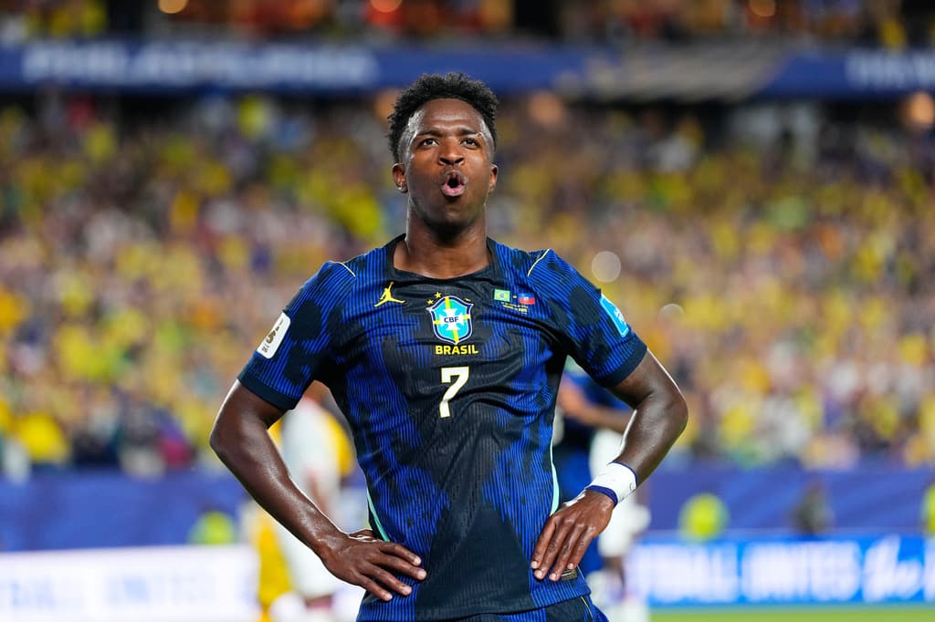 Vinicius Júnior celebra tras anotar el tercer gol de Brasil.
