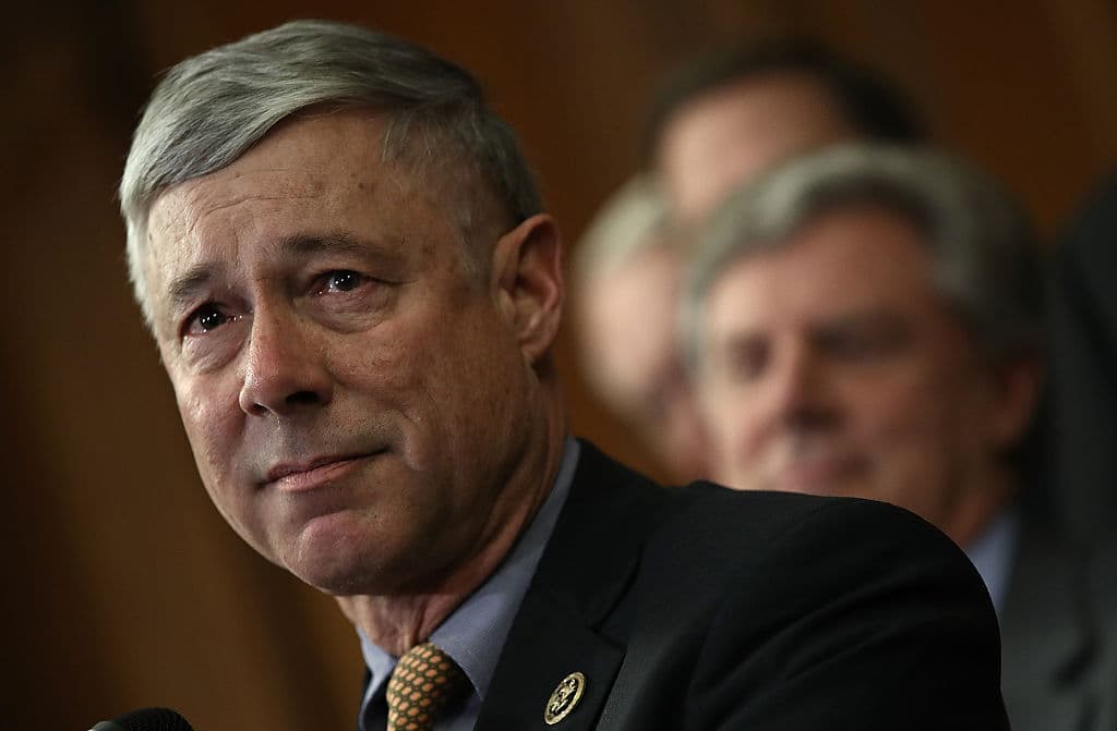 <b>Fred Upton (Michigan). No busca reelección. </b>Fue elegido por primera vez para representar el Cuarto Distrito de su estado en el Congreso en 1986 y representa al Sexto Distrito desde 1993. Desde entonces ha ganado con relativa facilidad sus reelecciones.
<br>
<br>
<b>Sin embargo, en abril de este año anunció que no buscaría la reelección tras una redistribución de distritos en su estado. </b>
<br>
<br>El Congreso "debe hacer que el presidente Trump rinda cuentas y enviar un mensaje claro de que nuestro país no puede tolerar ningún esfuerzo de ningún presidente para impedir la transferencia pacífica del poder", dijo al votar a favor del segundo juicio político al expresidente, tras la insurrección del 6 de enero de 2021.
<br>