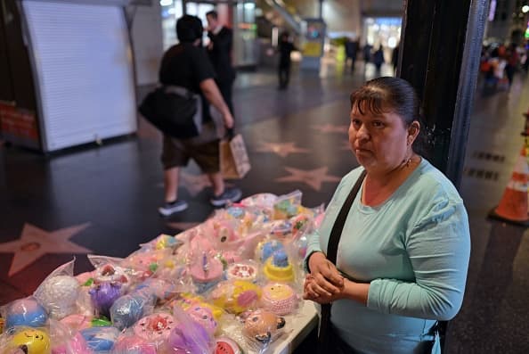 Por años, los
<a href="https://www.univision.com/local/los-angeles-kmex/ocho-zonas-los-angeles-vendedores-ambulantes-no-pueden-trabajar" target="_blank">vendedores ambulantes</a> en California se unieron en una misión: "Legalizar su trabajo" y la aprobación de la propuesta SB 792, les da una esperanza para ganarse la vida sin temor a decomisos ni arrestos.