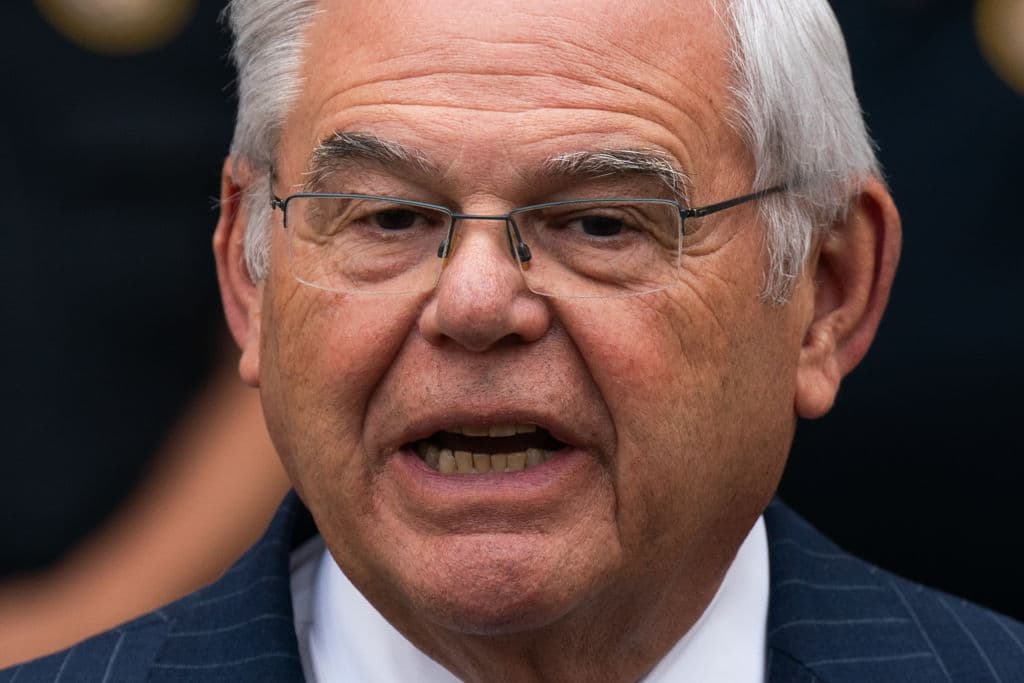 Condenan al exsenador Bob Menéndez a 11 años de cárcel por soborno y corrupción