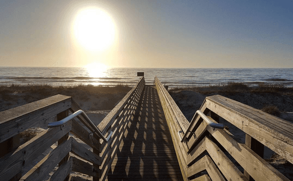 <b>Glory Beach</b>
<br>Sitio web:
<a href="https://www.jekyllisland.com/activities/beaches/glory-beach/">https://www.jekyllisland.com/activities/beaches/glory-beach/</a>
<br>
<b><a href="https://goo.gl/maps/d2M14TUr7xsSp6gQ8">Cómo llegar</a> </b>
<br>
<br>La elegante brisa marina y las prístinas dunas de arena bordean Glory Beach Park en el extremo sur de Jekyll Island. Te sorprenderá lo amplia que es esta playa.