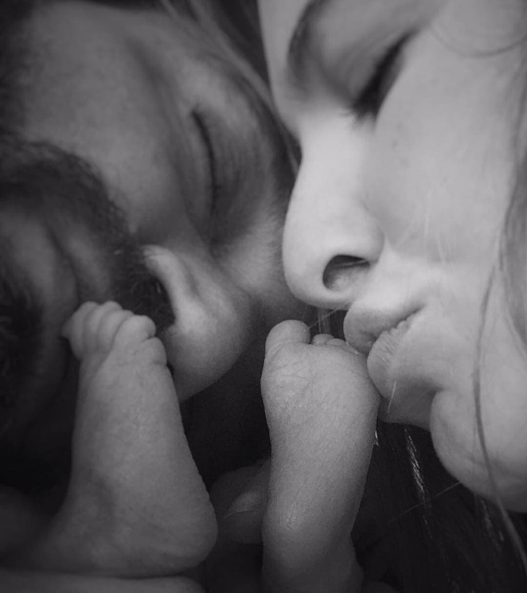 Y hace algunas semanas Julián vio nacer a su tercer hijo, esta vez de la mano de la hermosa
<b><a href="http://www.univision.com/temas/marjorie-de-sousa">Marjorie de Sousa</a></b>.