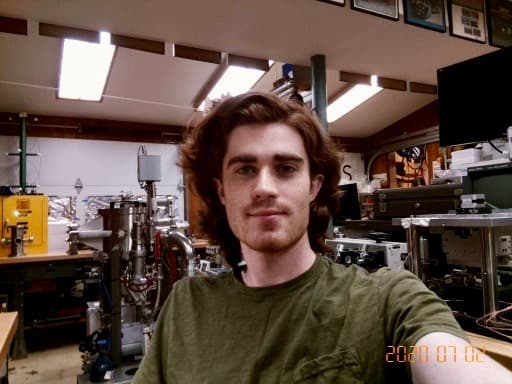 Un joven de 22 años crea un chip en el garage de su casa usando piezas de equipos viejos