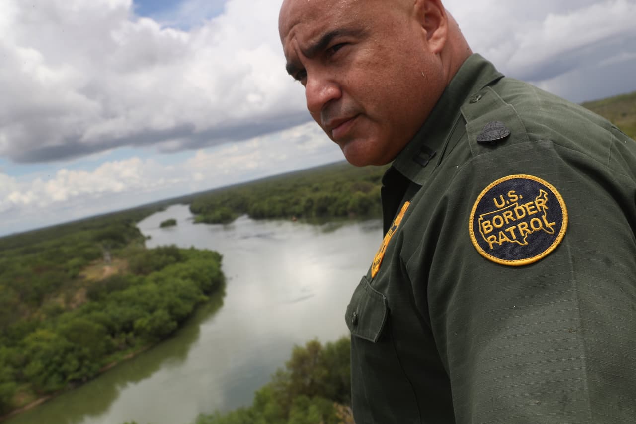 Un agente fronterizo en Río Grande, en la zona donde se encontró al grupo de migrantes con la menor.