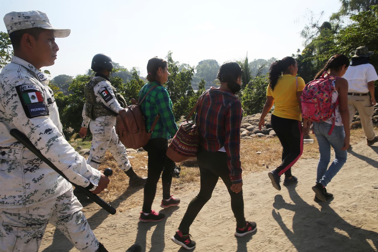 Organizaciones reclaman que México quiere "violar los derechos de los migrantes" sin testigos y por eso les niega acceso a estaciones migratorias