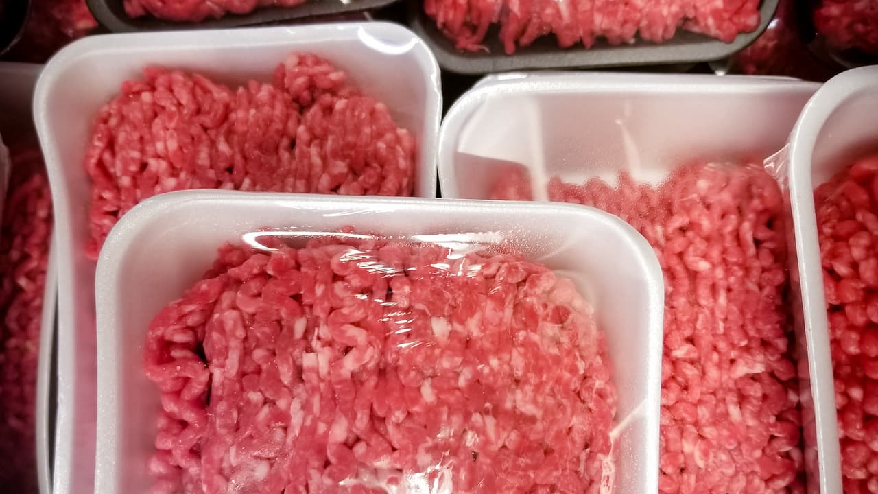 El nuevo brote de E. coli que llevó a retirar del mercado unas 170,000 libras de carne de res molida