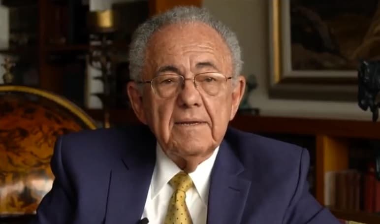 <b>SECRETARÍA DE COMUNICACIONES Y TRANSPORTES:</b> Estará encabezada por
<b> Javier Jiménez Espriú</b>, ingeniero mecánico-electricista en la Facultad de Ingeniería de la UNAM. Encabezará dos proyectos en el sureste del país: una red carretera en el Istmo de Tehuantepec y la construcción de un tren que vaya de la zona turística de Cancún a Bacalar y Palenque. Sin embargo, uno de los grandes retos que tiene es echar a andar cualquier decisión que López Obrador tome sobre el
<a href="https://www.univision.com/noticias/elecciones-mexico-2018/por-que-la-construccion-de-un-nuevo-aeropuerto-se-ha-convertido-en-el-tema-central-de-las-elecciones-presidenciales-en-mexico">nuevo aeropuerto cerca de la Ciudad de México</a>. El proyecto puede concesionarse, cancelarse o incluso mantenerse bajo los términos actuales, con una parte de inversión pública.