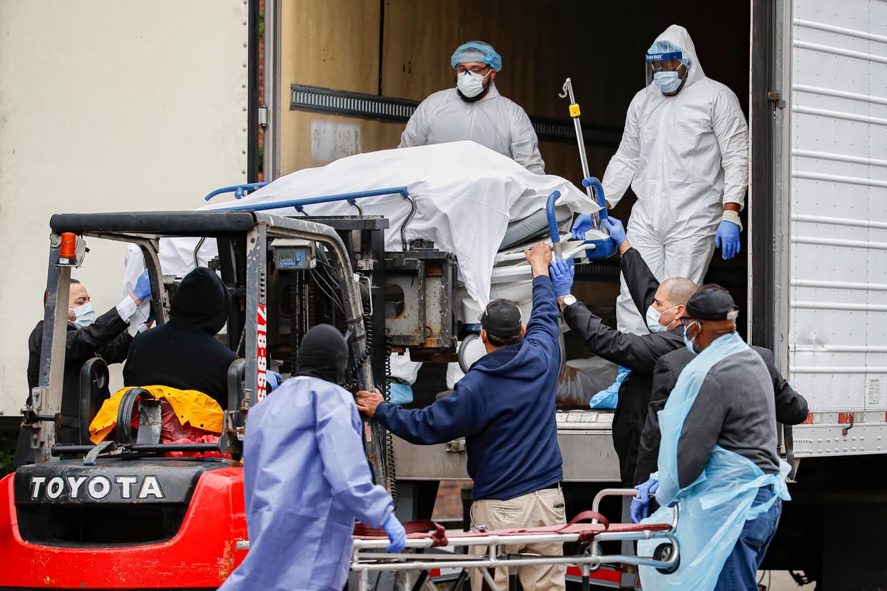 <b>Cuerpos en camiones refrigeradores.</b> En Nueva York el sistema hospitalario se ha comprometido por la cantidad de pacientes que han requerido ayuda para sobrepasar el covid-19. Es el estado con más infectados y fallecidos. En la fotografía, una víctima de la pandemia que fue llevada en un montacargas a un camión refrigerador en la ciudad de Nueva York, el 31 de marzo.
<b><a href="https://www.univision.com/noticias/salud/mapas-del-nuevo-coronavirus-se-reportan-17-muertos-en-eeuu-y-suben-los-casos-en-america-latina">Vea el coronavirus en gráficos: estos mapas te muestran el impacto global</a></b>