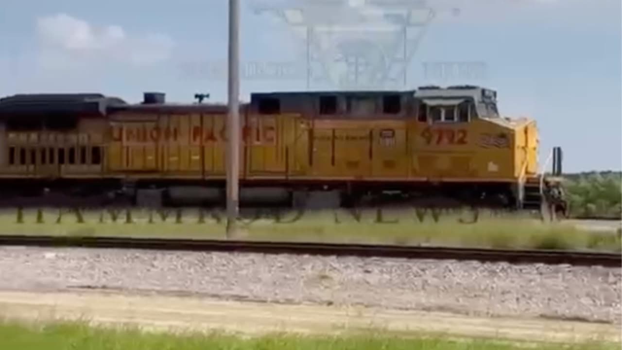 La tragedia ocurrió dentro de un contenedor de carga ubicado en un patio ferroviario de
<b><a href="https://www.univision.com/local/san-antonio-kwex/confirman-nacionalidad-inmigrantes-muertos-vagon-tren-union-pacific-laredo-texas">Union Pacific en Laredo</a></b>
<a href="https://www.univision.com/local/san-antonio-kwex/confirman-nacionalidad-inmigrantes-muertos-vagon-tren-union-pacific-laredo-texas">, cerca de la frontera con México</a>. Trabajadores ferroviarios encontraron los cuerpos durante una inspección. Las autoridades creen que las víctimas habrían muerto por un presunto
<b>golpe de calor</b>, debido a las altas temperaturas registradas en el sur de Texas.