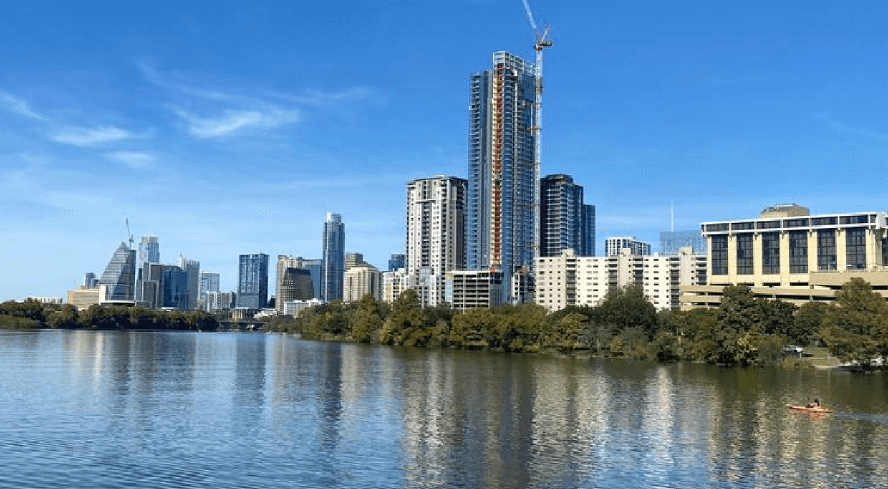 <b>Recomendaciones al visitar lagos y ríos de Austin</b>
<ul>
<li style="box-sizing: border-box; margin-bottom: 10px;">Cuando disfrutes del aire libre, busca agua fresca y fluida</li>
<li style="box-sizing: border-box; margin-bottom: 10px;">Evita el contacto con algas, debes bañarte después de nadar en cuerpos de agua naturales</li>
<li style="box-sizing: border-box; margin-bottom: 10px;">No permitas que los perros se laman el pelaje antes de bañarlos</li>
<li style="box-sizing: border-box; margin-bottom: 10px;">No entrse en agua tibia, estancada o q turbia</li>
<li style="box-sizing: border-box; margin-bottom: 10px;">También mantente fuera del agua si ha llovido en los últimos tres días o si hay muchos perros presentes.</li>
</ul>