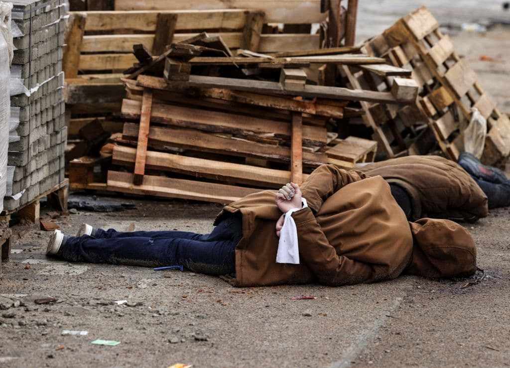 <b>La masacre de Bucha y otras ciudades cercanas a Kiev</b>
<br>
<br>Al menos 20 cadáveres esparcidos en una calle de Bucha, cerca de Kiev, fue la impactante escena que se encontraron las fuerzas ucranianas, periodistas y los propios vecinos del lugar que salieron de sus casas tras la retirada de las fuerzas rusas de esta ciudad, en su repliegue hacia el este. Escenas similares se repitieron luego en otras partes de la ciudad o en pueblos cercanos. “Encontramos fosas comunes. Encontramos personas con las manos y las piernas atadas… y con disparos, agujeros de bala, en la nuca. Claramente eran civiles y fueron ejecutados", denunció entonces el portavoz del presidente Zelensky. Los horrores de Bucha y pueblos aledaños levantaron acusaciones de crímenes de guerra contra Rusia, que los niega, alegando, una vez más, que son imágenes "falsas". Varias fosas comunes con cuerpos fueron hallados en la zona.
<br>
<br>
<b>Lee más sobre este tema: </b>
<a href="https://www.univision.com/noticias/mundo/ucrania-acusa-rusia-crimenes-de-guerra-masacre-bucha">"Crímenes de guerra", "genocidio": Ucrania acusa a Rusia de masacrar a civiles indefensos en Bucha</a>