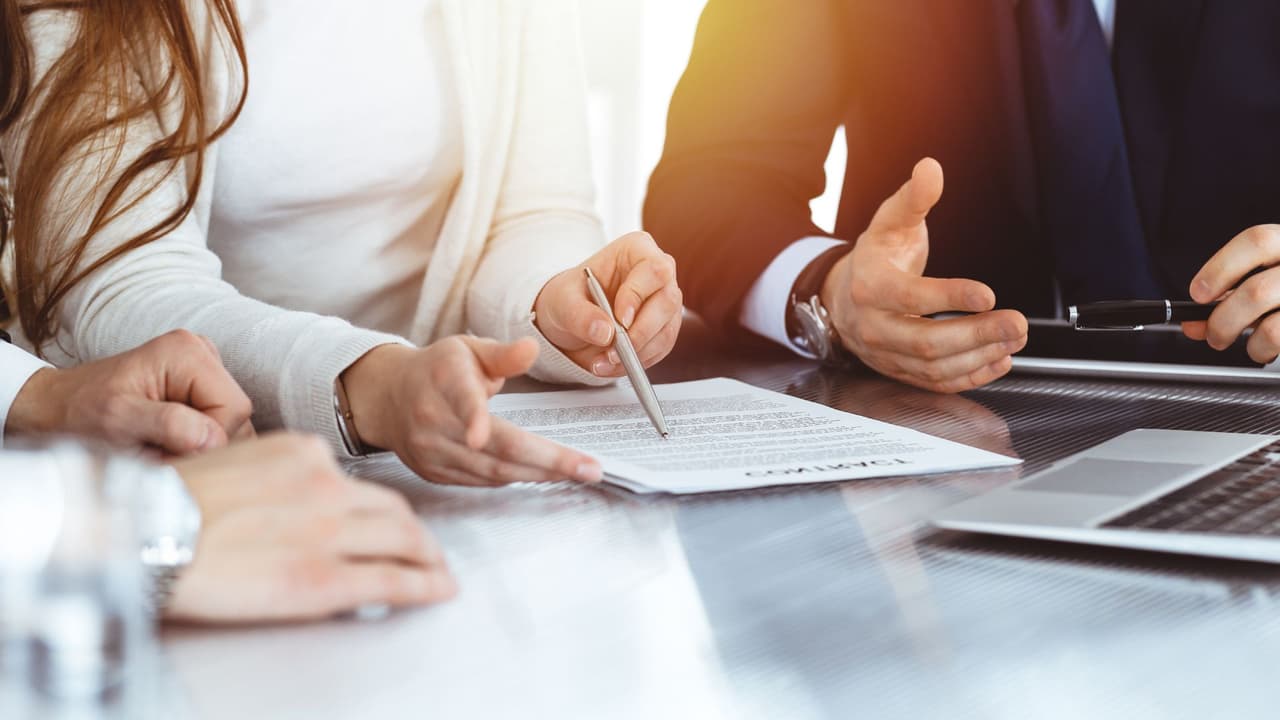 <h3 class="cms-H3-H3">Cómo comparar abogados en la primera conversación</h3> En una llamada breve o consulta inicial, conviene
<b>confirmar experiencia, plan y costos.</b>
<br>Preguntas útiles incluyen
<b> cuántos casos similares llevó recientemente, qué pasos recomienda en los próximos 30 días</b>, quién trabajará el caso y cómo será la comunicación.
<br>También es clave preguntar
<b> el costo total estimado y qué gastos adicionales pueden surgir.</b>
<br>Prometer resultados garantizados, presionar para firmar de inmediato o evitar hablar de dinero son señales de alerta claras
<b>para retirarse y buscar otra opción.</b>
