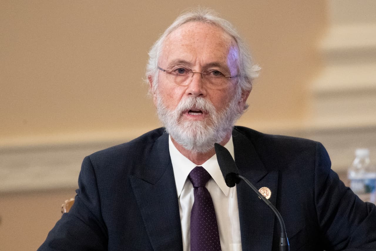 <b>Dan Newhouse (estado de Washington). Ganó. </b>Newhouse superó cómodamente a Loren Culp, el competidor de su partido al que Donald Trump le dio su apoyo.
<br>
<br>Con el 25,5% de los votos, el republicano avanzó a las elecciones generales por el distrito 4 de su estado junto con el demócrata Doug White (que obtuvo el 25,1%), con quien competirá en noviembre.
<br>
<br>El candidato de Tump, Culp, quedó en tercer lugar con el 21,6%.