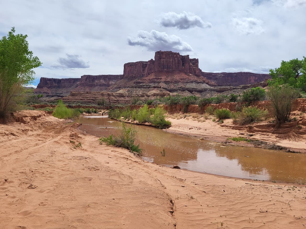 Canyonlands National Park
<br>Como los parques anteriores también aquí es importante que tengan en cuenta que habrá mucha gente por el fin de semana largo. El parque conserva un paisaje colorido erosionado en numerosos cañones, mesetas y colinas por el río Colorado, el río Green y sus respectivos afluentes, está cerca de la ciudad de Moab.