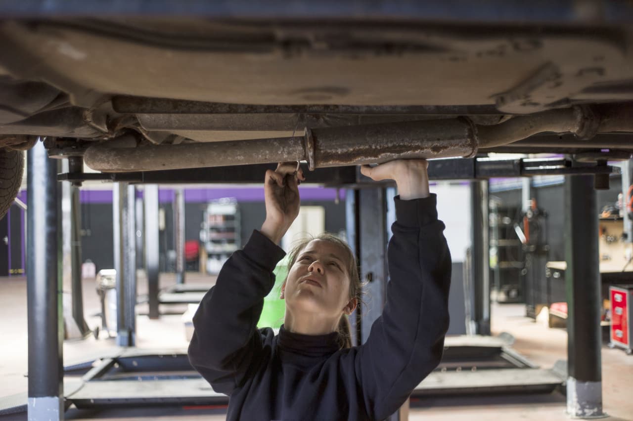 3.
<b>Visita al mecánico al menos una vez al año</b>
<br>Al igual que vamos al médico una vez al año para hacernos un exámen físico general, hay que visitar al mecánico como mínimo una vez al año para hacer una revisión general de los sistemas del vehículo.