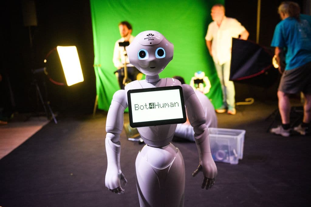 <b>15.- Asistentes de información</b>. Los asistentes robóticos que utilizan inteligencia artificial, como BOT4HUMAN en la imagen, son capaces de guiar a una persona por un recorrido por un museo o una tienda o incluso dar un espectáculo teatral, como ocurrió en julio pasado en el festival marginal de Avignon.