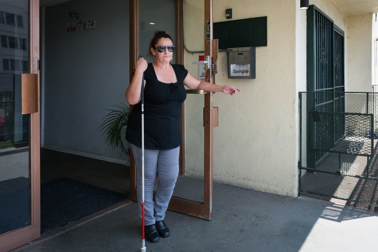 Blanca Angulo, inmigrante de México, tiene una enfermedad genética de los ojos y ya estaba empezando a perder la vista cuando llegó a los Estados Unidos a los 32 años. Recuerda haberle dicho al coyote que la ayudó a cruzar la frontera que no le soltara la mano. “Estaba volviéndose difícil ver de noche”, dijo. “Recuerdo que pensé que podía perderme en la oscuridad”.
<br>