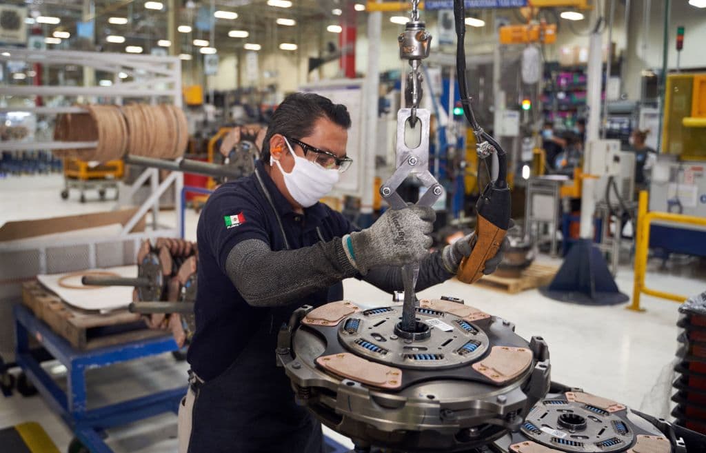 Cómo puede afectar a la industria automotriz de México la huelga en el sector en EEUU