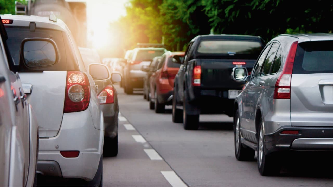 <h3 class="cms-H3-H3">🚗 ¿Qué color te conviene según dónde vives? </h3>
<br>
<b>Houston, San Antonio, Dallas - Fort Worth y Austin: </b>Si vives en alguna de estas ciudades, donde el tráfico y el calor van de la mano, elegir un color claro como blanco o plata puede hacer tu día a día más llevadero.
<br>
<b>Regiones del sur y del Valle:</b> El blanco manda, y con razón. El calor es extremo, y el polvo es parte del paisaje.
<br>
<b>Zonas más urbanas o con un tiempo variable:</b> Si te importa más el diseño o el estilo, y no te molesta lavar seguido, el negro o el azul oscuro pueden ser para ti.