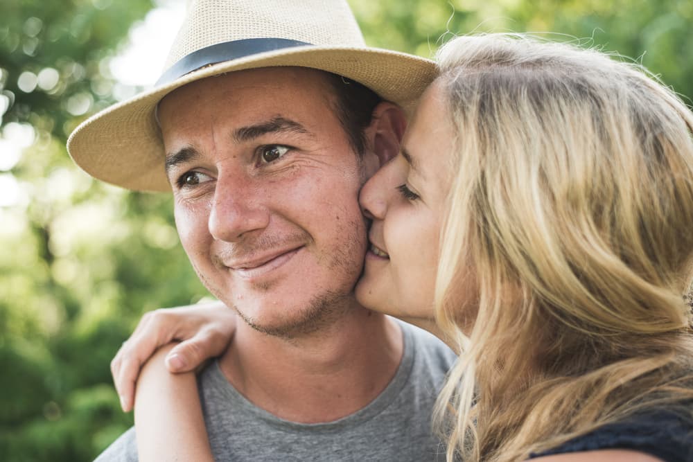 <b>TAURO CON LIBRA, UNA RELACIÓN ELEGANTE</b>
<br>La relación entre estos dos signos regidos por el mismo planeta, o sea por Venus, tiende a ser muy elegante y clásica. Ambos poseen gustos refinados, les encanta la comodidad, la buena mesa, las actividades sociales con grupos selectos. En la intimidad rodean cada encuentro con un toque de belleza.