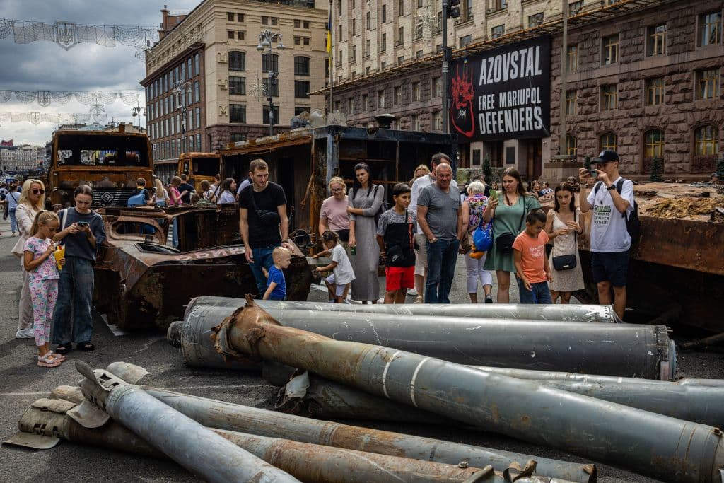 Aunque no hay celebraciones,
<a href="https://www.univision.com/noticias/con-decenas-de-tanques-rusos-destruidos-en-las-calles-los-ucranianos-conmemoran-seis-meses-de-guerra-video">Kiev organizó una suerte de desfile de tanques rusos destruidos</a> por Ucrania en el corazón de la ciudad, como un símbolo por los festejos del Día de la Independencia.