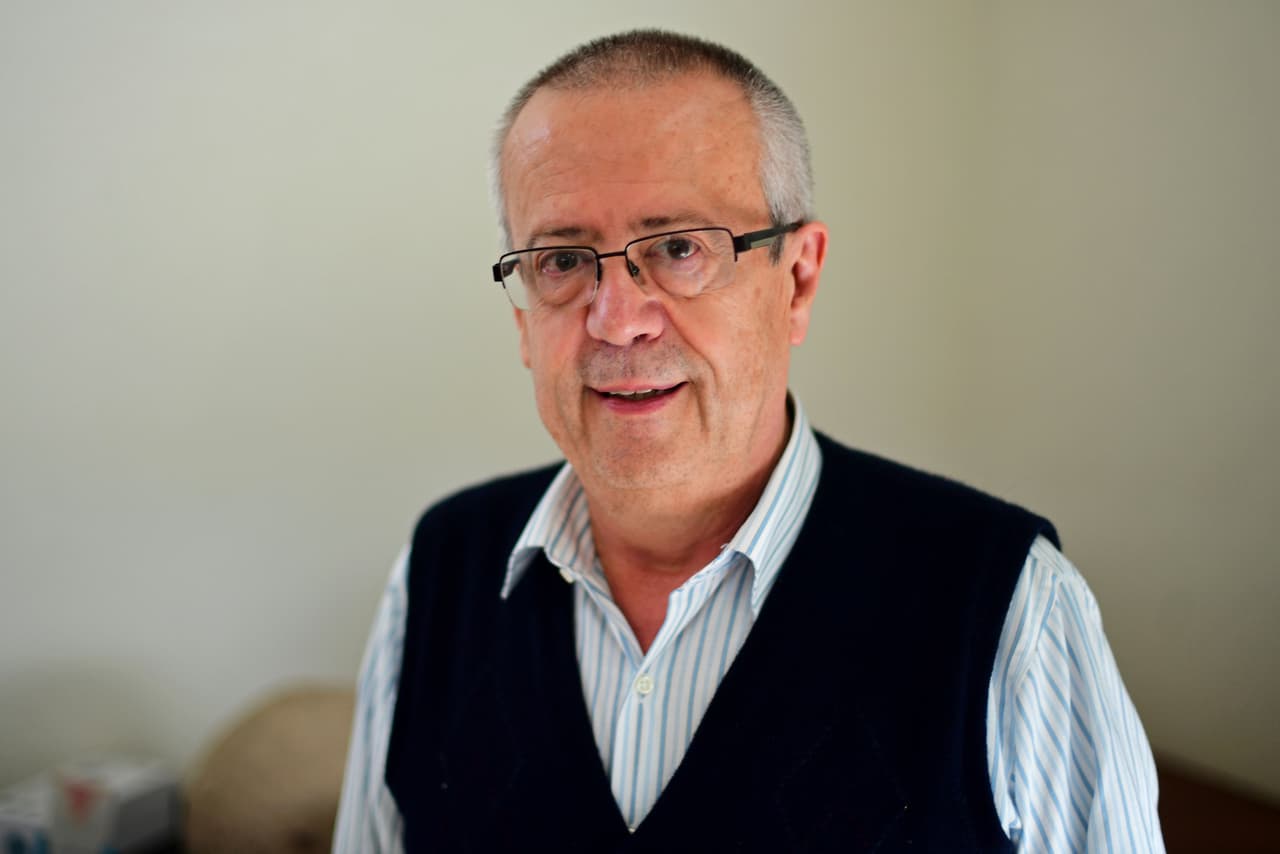 <b>SECRETARÍA DE HACIENDA:</b>
<b>Carlos Manuel Urzúa Macías</b> es el hombre propuesto por López Obrador para este ministerio. Fue secretario de Finanzas cuando el presidente electo estuvo al frente del gobierno de la Ciudad de México y ha sido consultor para el Banco Mundial. Al tomar el puesto, deberá presentar un plan para reformar el sistema de pensiones y la creación de un consejo fiscal apartidista. Una de sus principales propuestas es adoptar el principio de austeridad y la reducción de sueldos al funcionariado. Además, debe hacer realidad una de las promesas de López Obrador: que todas las compras del Gobierno estén centralizadas en esta secretaría bajo un mecanismo de compras consolidadas.