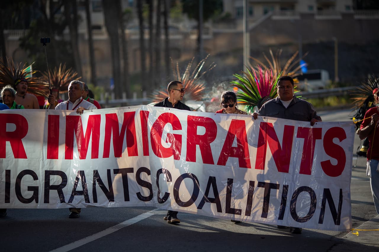 Casi la mitad de los republicanos blancos se molesta al oír otro idioma, según sondeo
