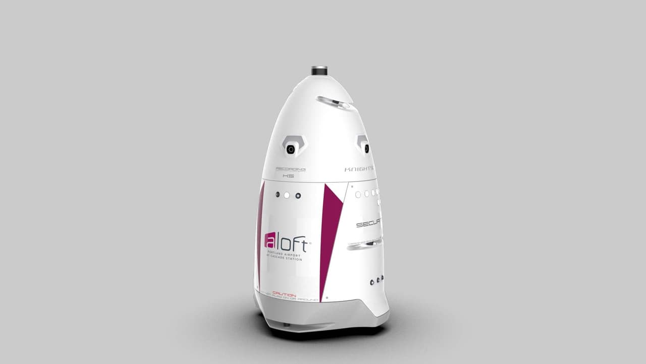 <b>2.- Guardia de seguridad.</b> Muy parecido a R2-D2, el célebre androide de Star Wars, pero no igual. El robot de seguridad autónomo K5 ("ASR") de Knightscope, apodado 'Robby' se implementó recientemente en el hotel Aloft en Cascade Station en el noreste de Portland, Oregón, para evitar el vandalismo.
