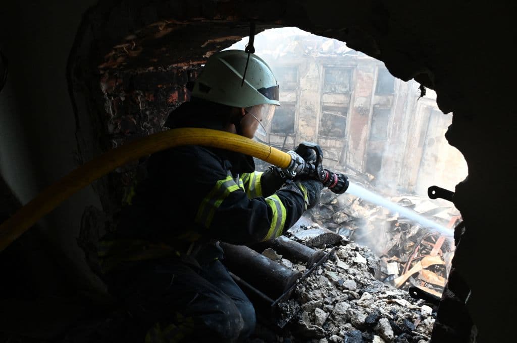Desde la retirada de las fuerzas rusas de los alrededores de Kiev a finales de marzo, los combates se concentran en
<a href="https://www.univision.com/noticias/politica/ucrania-donbas-invasion-rusa-pretexto">el este de Ucrania, donde Moscú conquistó lentamente terreno antes de estancarse</a>, y en el sur, donde las tropas ucranianas aseguran efectuar una lenta contraofensiva.