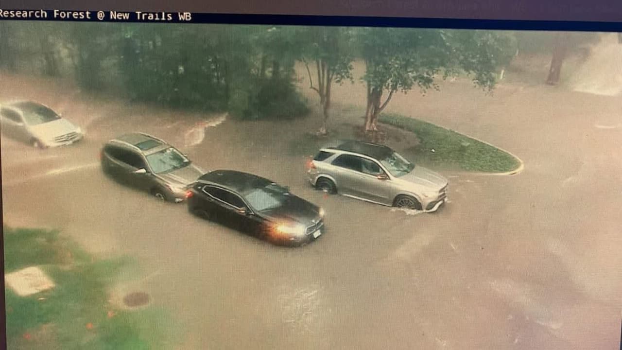 La tormenta ocurrió
<b>entre las 9:30 y las 11:00 de la mañana</b> y la fuerte crecida de la corriente fue captada por cámaras de seguridad de los servicios de emergencia que se movilizaron a la zonas de alto riesgo.