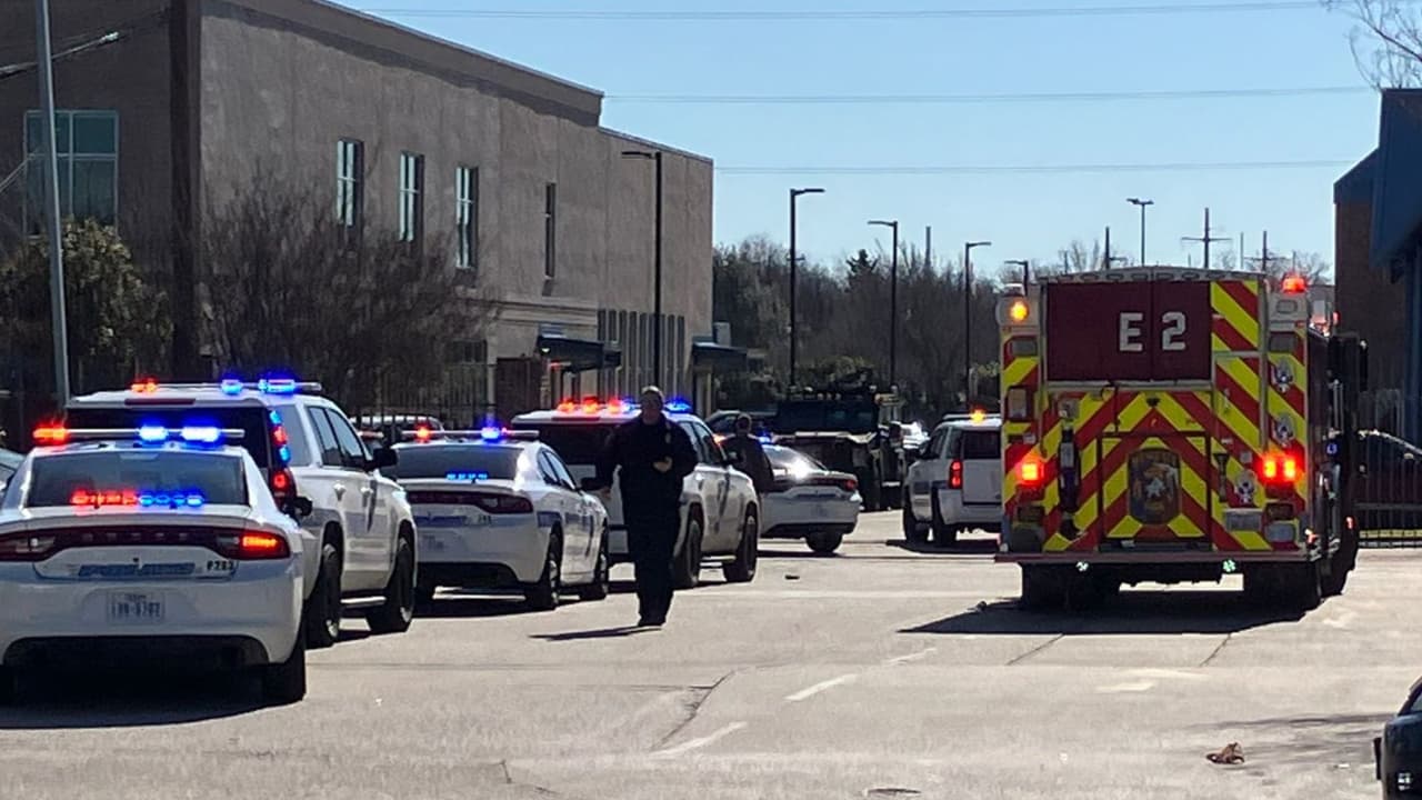 Un estudiante se enfrenta a tiros con oficiales dentro de una preparatoria en Mesquite