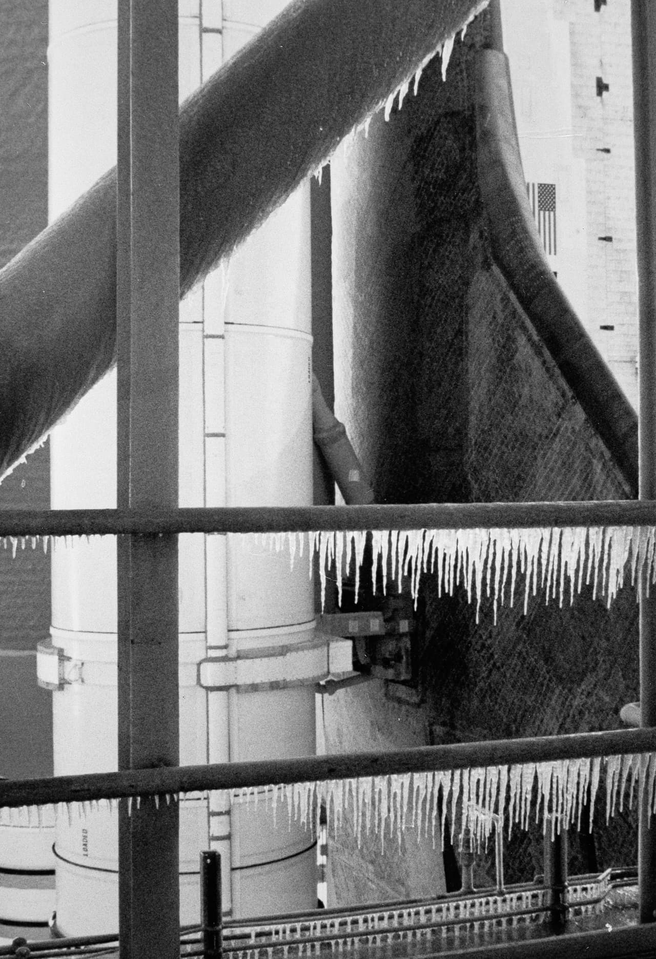 La investigación de la NASA determinó que el frío extremo afectó la elasticidad del material con el que estaban construidos los motores de propulsión. Uno de ellos falló completamente y causó una reacción en cadena. La fotografía muestra el agua congelada en la estructura de lanzamiento de la nave la mañana del lanzamiento.