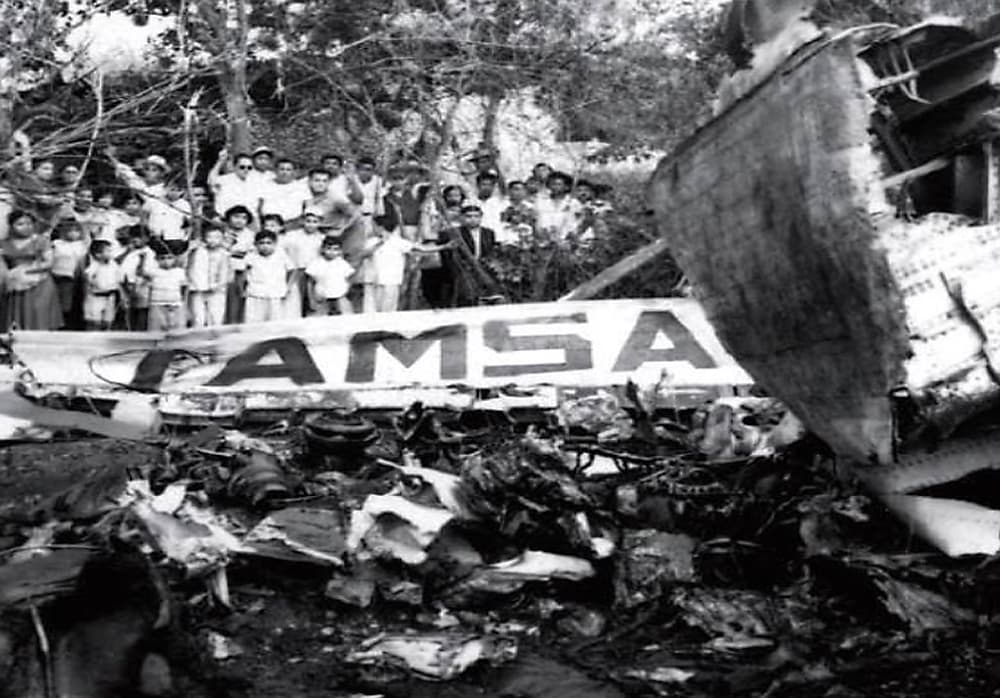 Una crónica de
<b><a href="https://www.eluniversal.com.mx/espectaculos/cuando-un-pueblo-canto-ante-la-muerte-de-pedro-infante#imagen-1" target="_blank">El Universal</a></b> relata que
<b><a href="https://www.univision.com/famosos/el-accidente-del-gran-idolo-pedro-infante-fotos" target="_blank">el avión cayó en el patio de una casa</a></b> de Mérida en el que se encontraba una mujer lavando la ropa junto a un niño. Ambos también murieron.